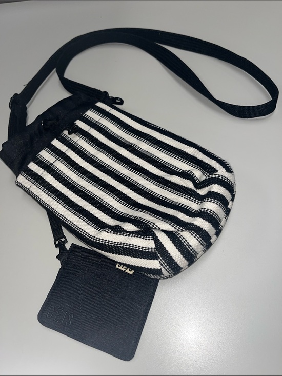 BEIS Handbags - BEIS Black & White Summer Striped Water Bottle Sling Bag NWOT